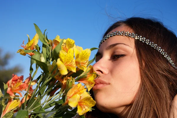 Hippie girl smells lily — Stock Photo, Image