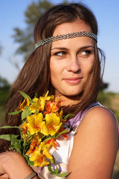 Hippi kız açık havada lily ile — Stok fotoğraf