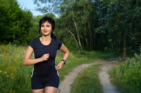 Kadın dışarıda ormanda koşu — Stok fotoğraf