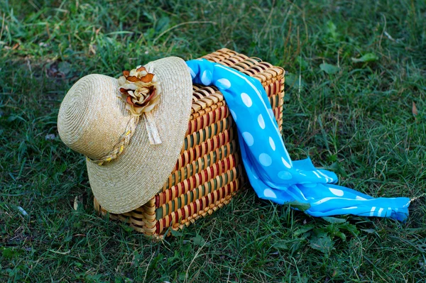 草帽、 篮子和围巾 — 图库照片