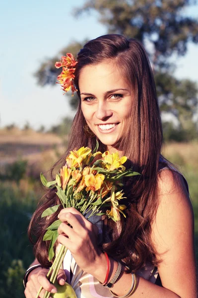 Meisje met lily outdoors, kruis proces — Stockfoto