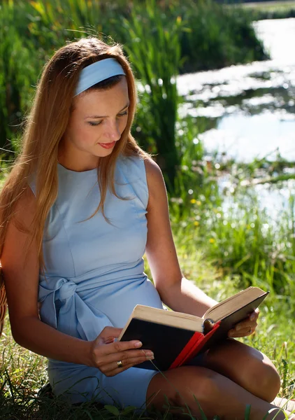 Жінка читає книгу на відкритому повітрі — стокове фото