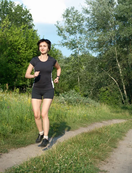 Frau joggt im Wald im Freien — Stockfoto