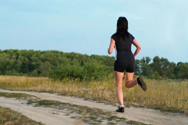 Žena běhání venku na louce — Stock fotografie