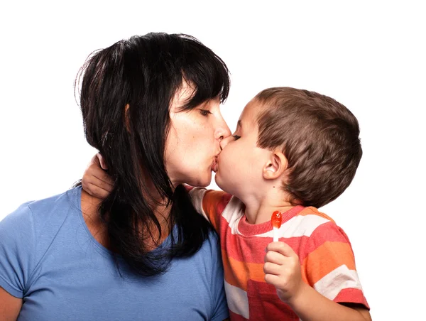 Мати і син цілуються — стокове фото
