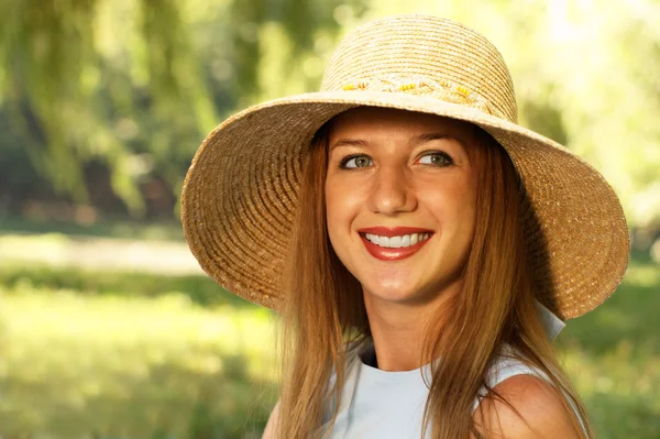 Lachende vrouw in stro hoed — Stockfoto