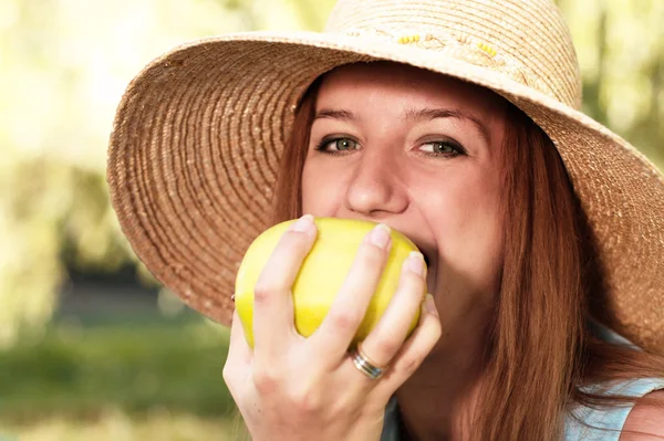 Девушка кусает яблоко — стоковое фото
