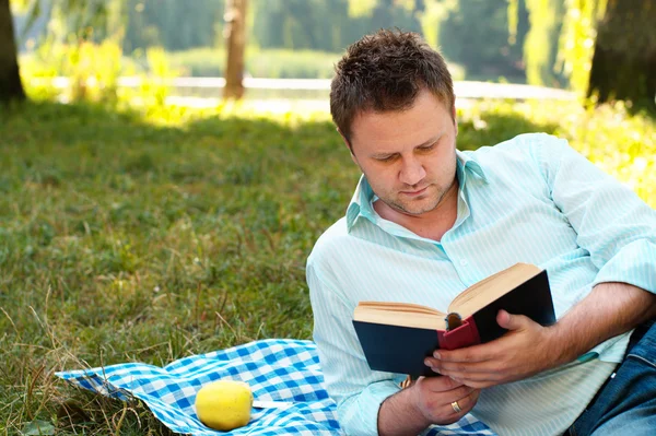 젊은 사람이 읽는 책 — 스톡 사진