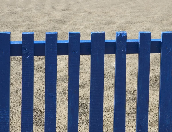 Kleine blauwe hek op het strand — Stockfoto