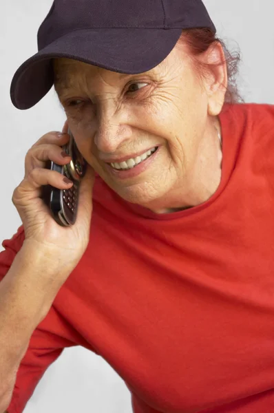 Cukiernia grandmama aktywny, mówiąc na telefon komórkowy — Zdjęcie stockowe