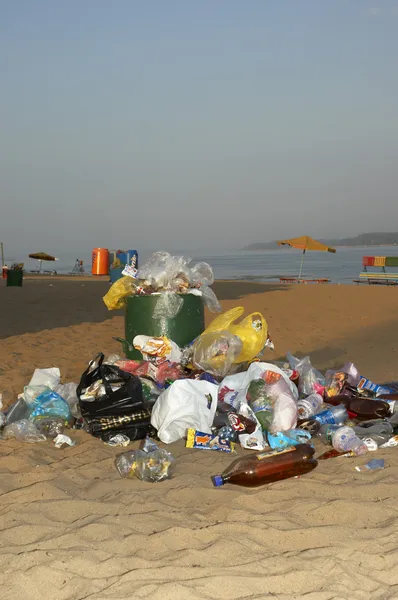 Kosz na śmieci na plaży — Zdjęcie stockowe