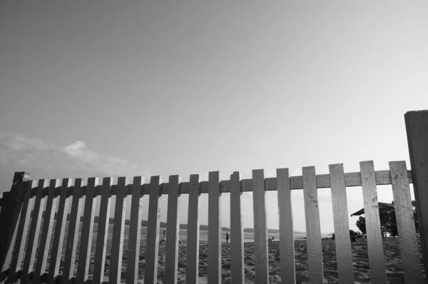 Små staket på stranden — Stockfoto