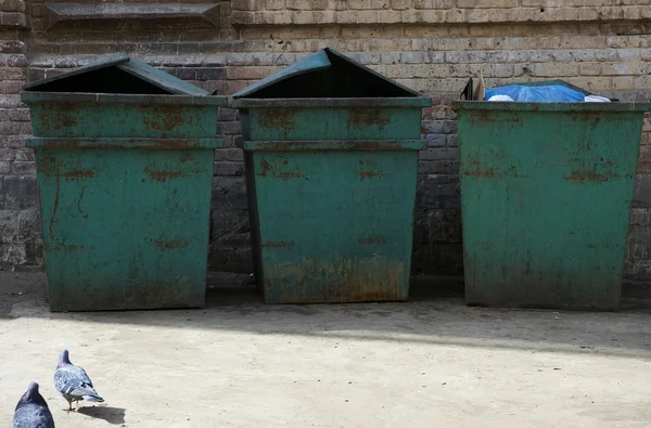 Trzy pojemniki śmieci — Zdjęcie stockowe