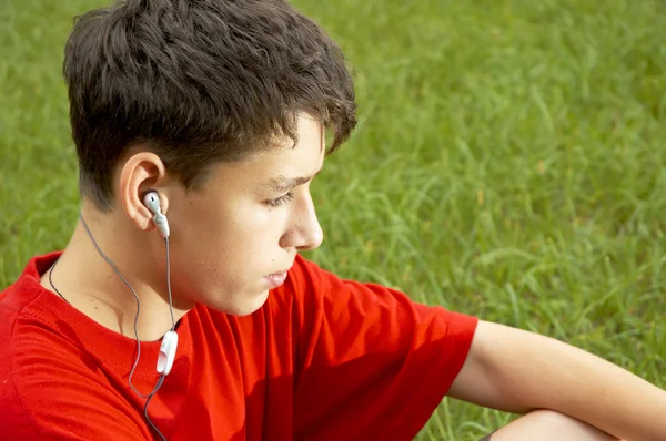 十代の若者たちの mp3 プレーヤーに耳を傾ける — ストック写真