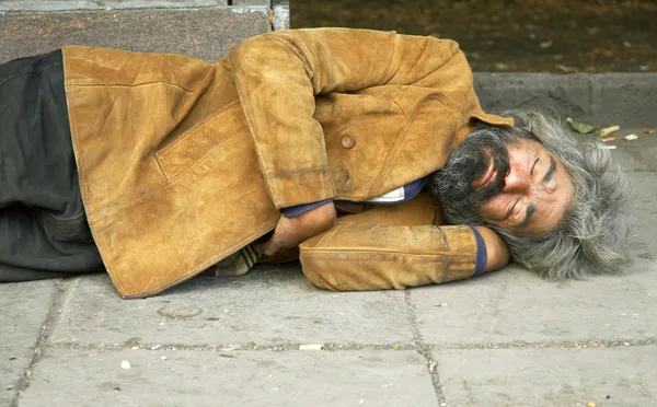 Bezdomovec spát na ulici — Stock fotografie
