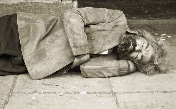 Hemlös person sova på gatan — Stockfoto
