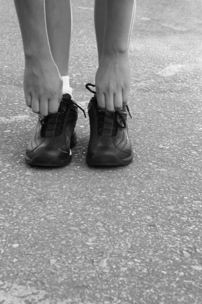 Jogging-Schuhe und Hände — Stockfoto