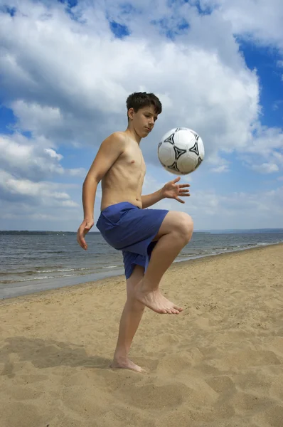Літній футбол на пляжі — стокове фото