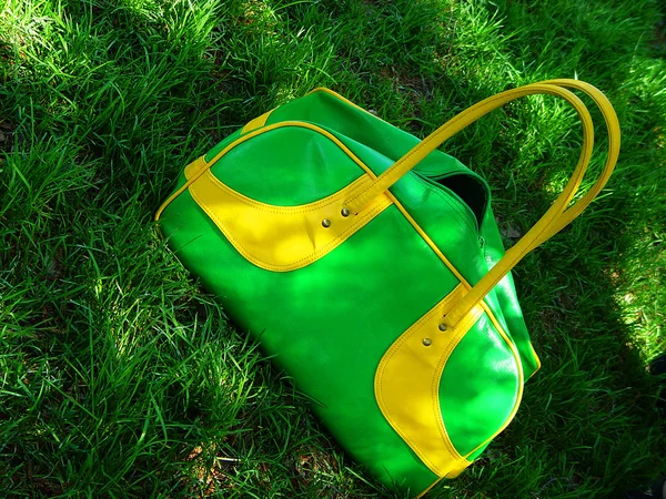 Groene zomer tas op gras — Stockfoto