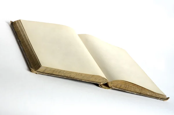 Открытая старая книга с пустыми страницами — стоковое фото