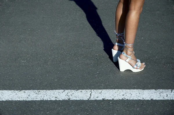 Seksowny szczupły nogi ulicznica — Zdjęcie stockowe