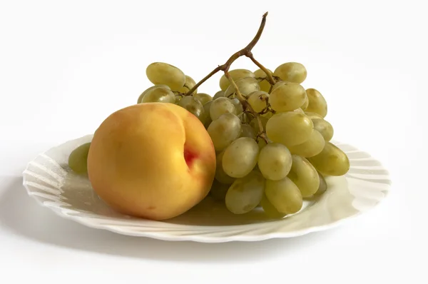 Виноград и персик — стоковое фото