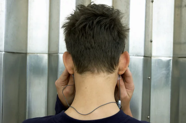 Jugendliche hören MP3-Player — Stockfoto