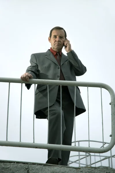 Biznesmen mówiąc na telefon komórkowy — Zdjęcie stockowe