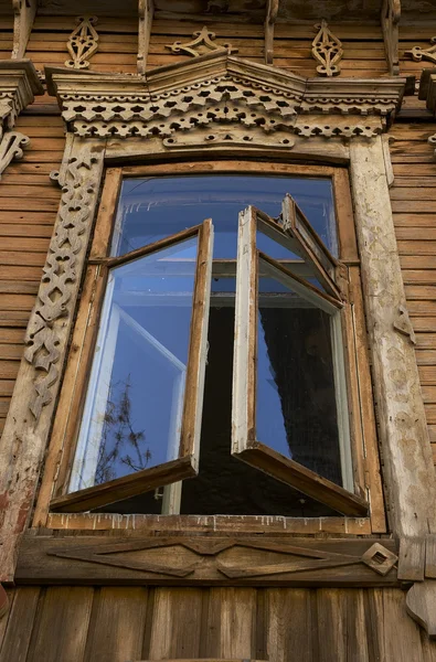 Izba'nın eski penceresinde — Stok fotoğraf