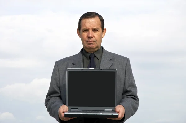 Zakenman en laptop met leeg scherm — Stockfoto
