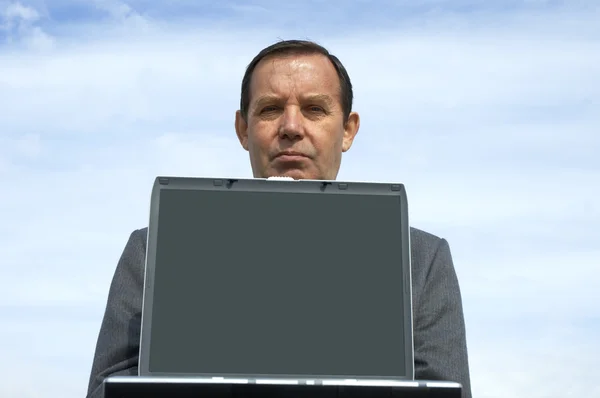 Moneymaker en laptop met leeg scherm — Stockfoto