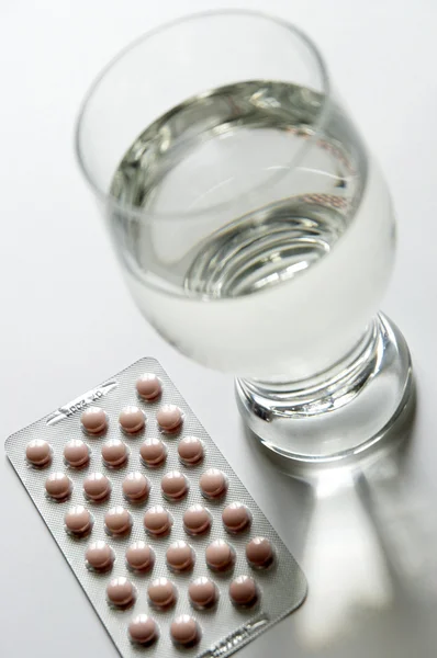 Drugs and glass of water — Stock Photo, Image