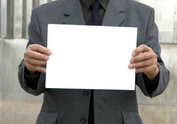 Uomo con un segno in bianco — Foto Stock