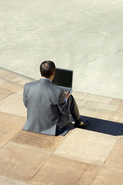Üzletember dolgozik a laptop — Stock Fotó