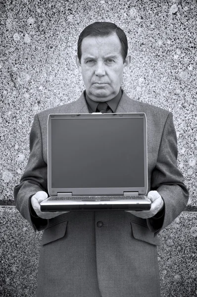 Zakenman en laptop met leeg scherm — Stockfoto