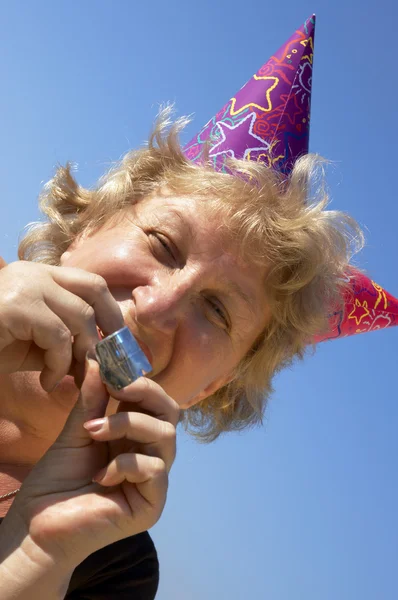 Женщина с вечеринки в честь дня рождения — стоковое фото