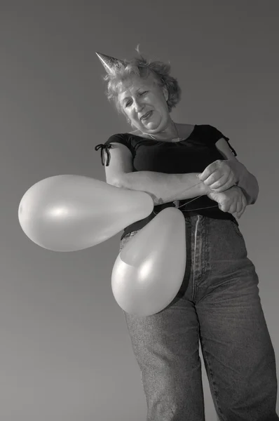 Glad kvinna med luft-bollar — Stockfoto
