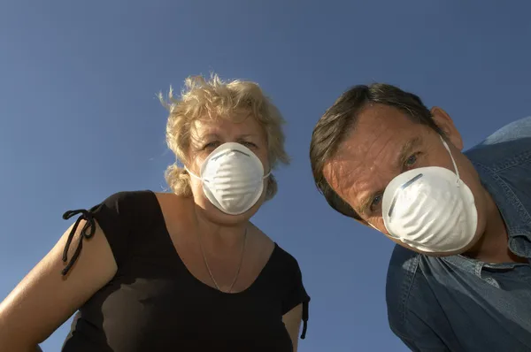 Man en vrouw in maskers — Stockfoto