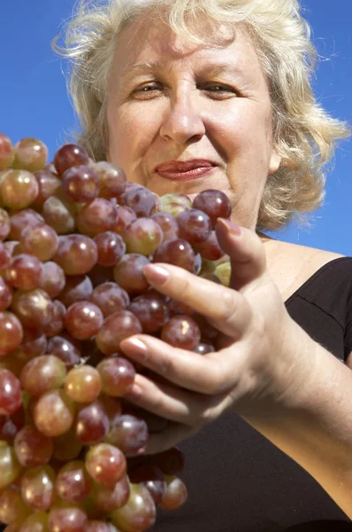 Женщина с большим виноградом — стоковое фото