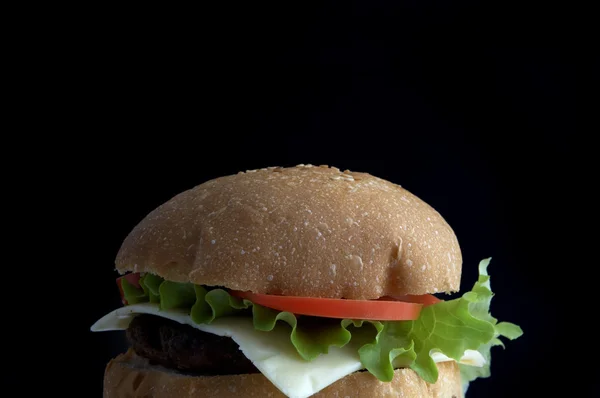 Гамбургер на черном — стоковое фото