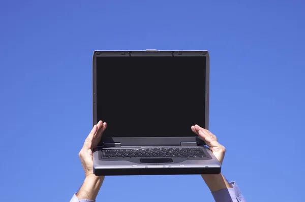 Laptop em mãos — Fotografia de Stock