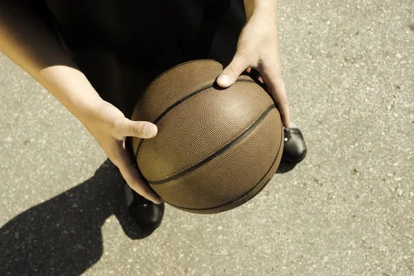 Basketball auf der Straße — Stockfoto