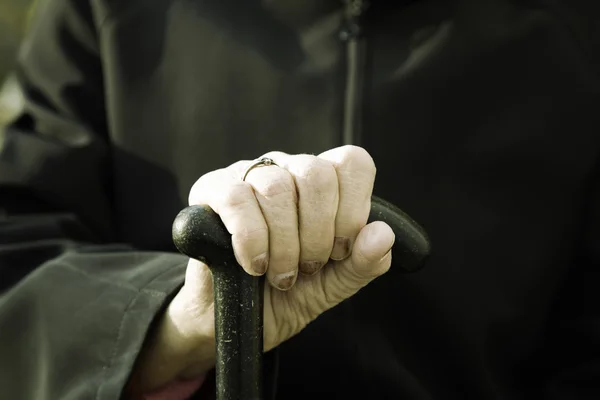 Old hand with walking stick — Stock Photo, Image