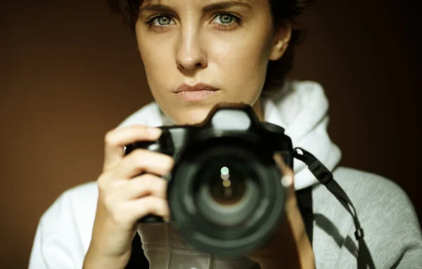 Жіночий фотограф — стокове фото