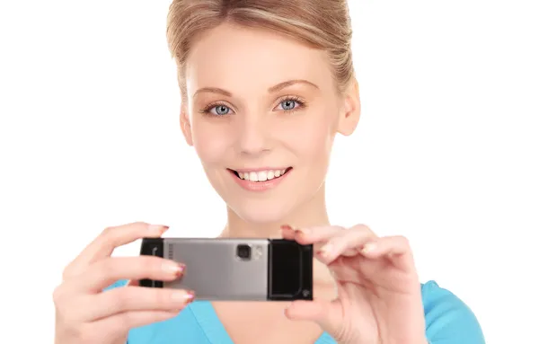 Szczęśliwa kobieta za pomocą aparatu w telefonie — Zdjęcie stockowe