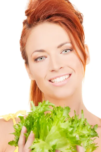 Šťastná žena s hlávkovým salátem — Stock fotografie