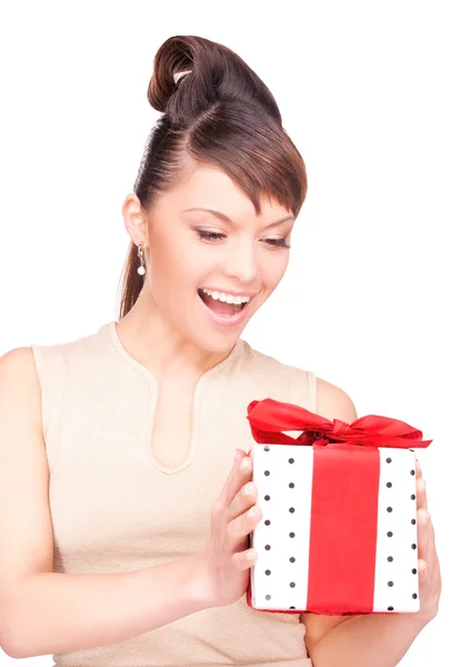 Mulher feliz com caixa de presente — Fotografia de Stock