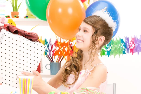 선물 상자와 풍선 파티 소녀 — 스톡 사진