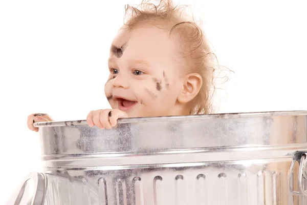 Bebé en cubo de basura — Foto de Stock