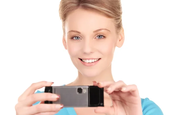 Šťastná žena pomocí telefonu fotoaparát — Stock fotografie